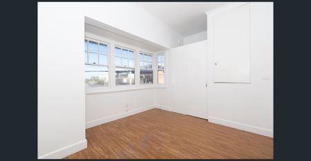 Chic above the shops - Photo 2