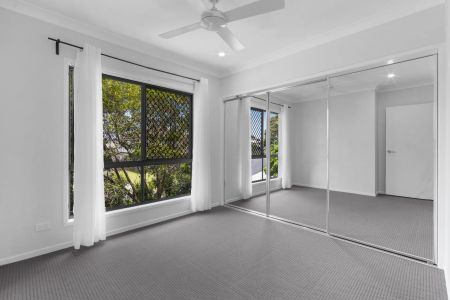 Modern living townhouse with close proximity to schools and public transport - Photo 5