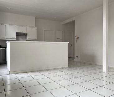 Ruim tweeslaapkamer-appartement met terras in het centrum - Photo 1