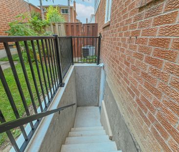 For Lease - 4 Lawnview Court, Brampton, Ontario - Photo 2