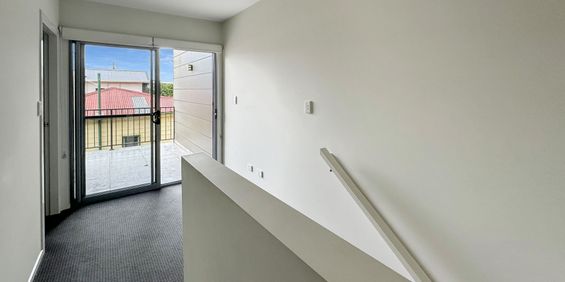 Modern 3 bedroom townhouse close to CBD. - Photo 3