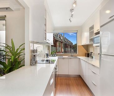 Townhouse Style One Bedroom in Whisper Quiet Street + Secure Parking - Photo 1