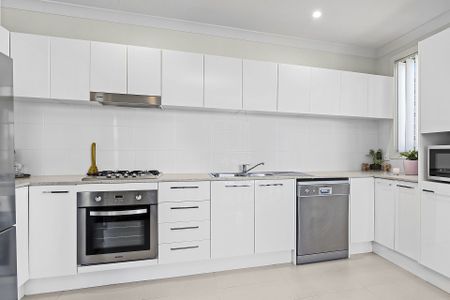 Modern living in sought-after Elizabeth Hills - Photo 3