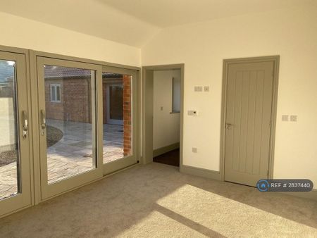 3 bedroom semi-detached house to rent - Photo 4