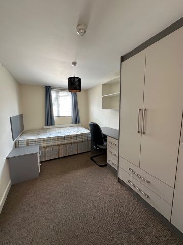 6 Bed Terraced House, Pitcroft Avenue, RG6 - Photo 4