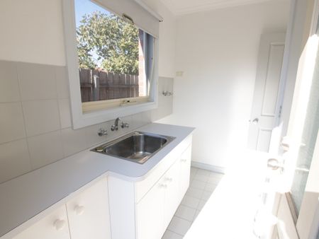 Just a short walk to the Gilbert Road tram this lovely 2 bedroom home is perfectly positioned in prime location. - Photo 4