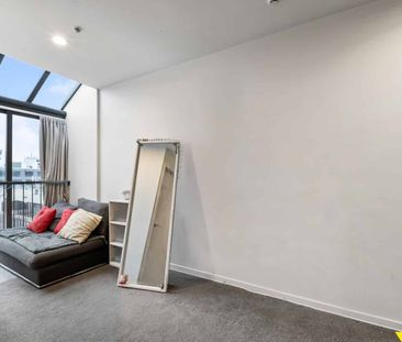 City Living Made Easy - 3-Bedroom Apartment on Queen Street - Photo 1