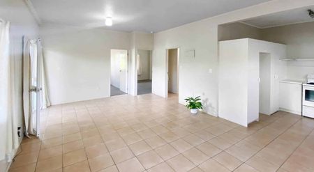 Private Two Bedroom Unit, Great Location! - Photo 5