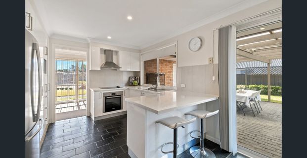 FANTASTIC FAMILY HOME WITH SWIMMING POOL! - Photo 1