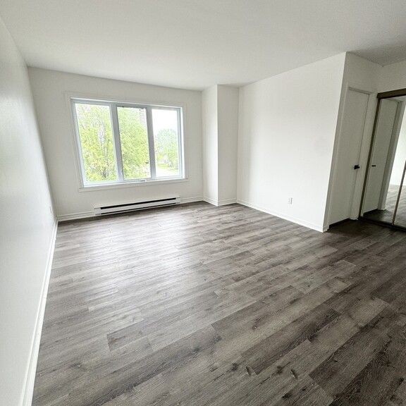 IMMENSE 5½ De 1800 Pi² à Boisbriand - Photo 1