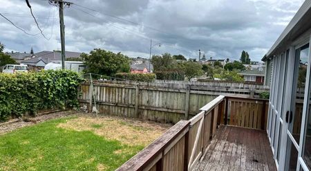 Walking distance to bus, school and local shops - Photo 5