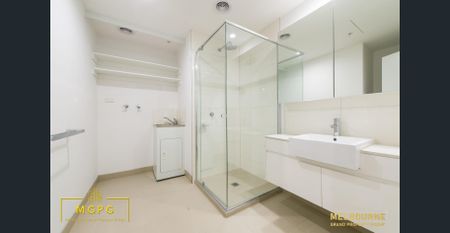 Spacious Two-Bedroom Apartment with Courtyard - Photo 5