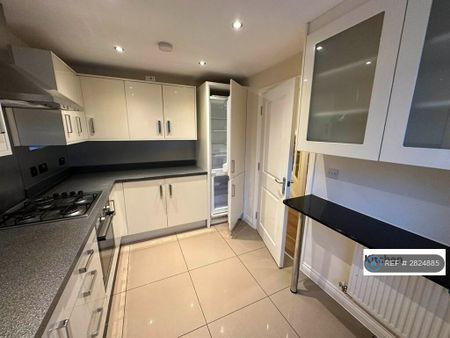 1 bedroom in a house share to rent - Photo 4