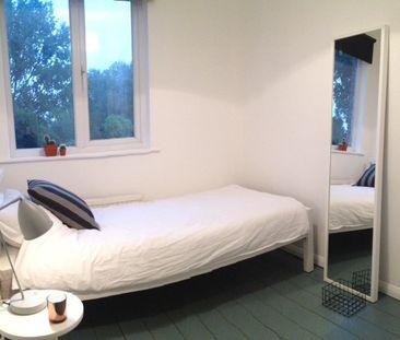 4 Bed Semi-Detached House, Edwins Mead, E9 - Photo 3