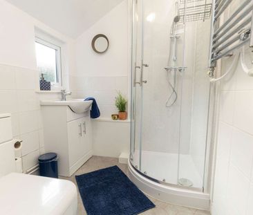 🏡 Home from Hospital: Stylish House Share Steps from George Eliot! - Photo 3