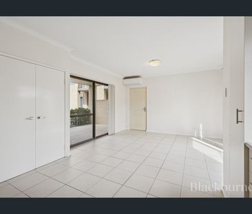 Stylish and low-maintenance 2 bedroom, 2 bathroom unit - Photo 1