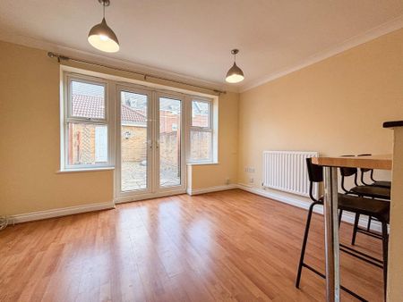 3 bedroom end of terrace house to rent - Photo 2