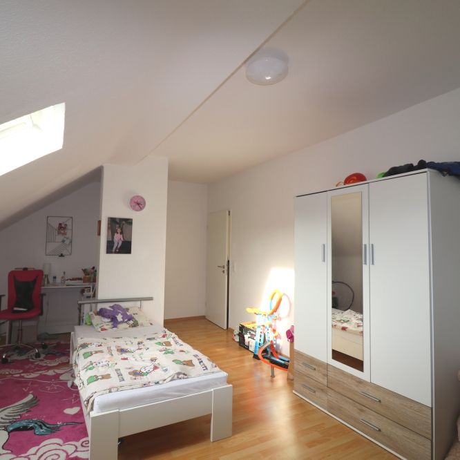 *TOP SANIERTE WOHNUNG IM DACHGESCHOSS + GARAGE* 3-Zi Whg, 75m², KR- Dießem/Lehmheide* - Foto 1