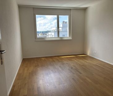 Moderne 4.5-Zimmer-Wohnung mit beheiztem Balkon/Wintergarten - Photo 2