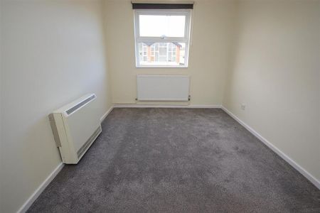 3 bedroom flat to rent - Photo 2