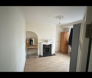 2 Bed Terraced House, Huxley Drive, RM6 - Photo 6