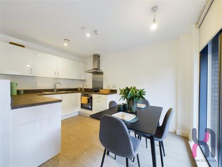 3 bedroom flat to rent - Photo 5