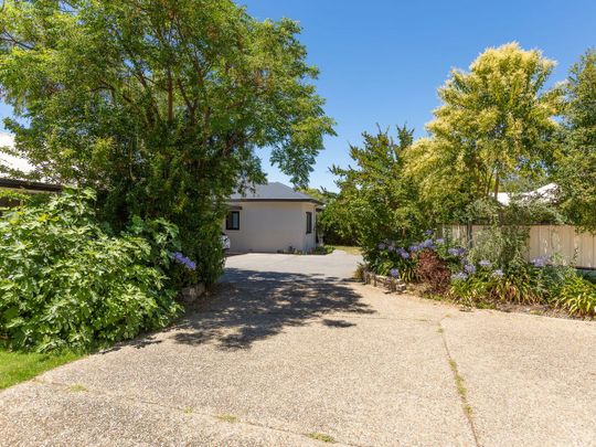 Spacious townhouse in great location! - Photo 1