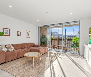 Modern Executive Living with Blue Mountains Views - Photo 5