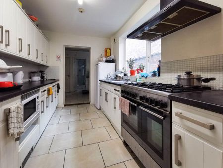 1 bedroom in a house share to rent - Photo 3