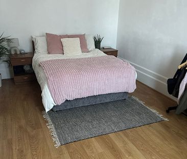 £750 PCM, Spacious One Bedroom First Floor Flat in Custom House, Do... - Photo 2