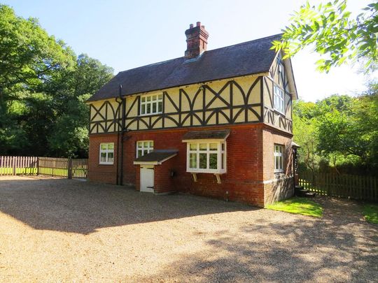 4 bedroom detached house to rent - Photo 1