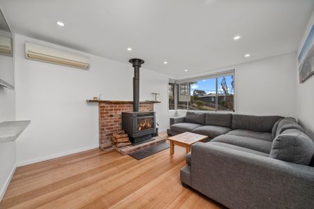 Modern Three Bedroom Home - Photo 4
