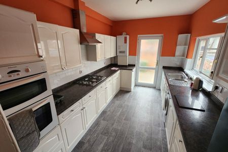 Lea Road, WALLASEY - Photo 5