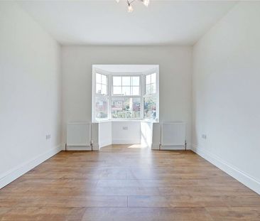 Stylish fully refurbished one-bedroom ground floor apartment with p... - Photo 3