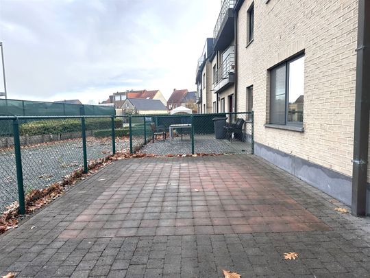 LICHTRIJK GELIJKVLOERS APPARTEMENT MET 2 SLAAPKAMERS EN RUIM TERRAS - Photo 1