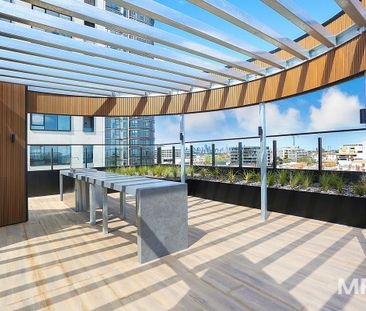 Immaculate apartment close to everything - Photo 3