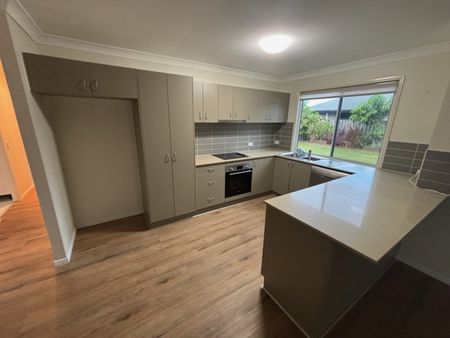 Large Modern 4 Bedroom Home - Photo 3