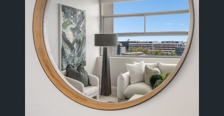 Two bedroom air conditioned inner city apartment - Photo 2