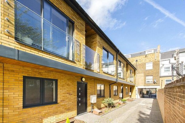 4 bedroom mews to rent - Photo 1