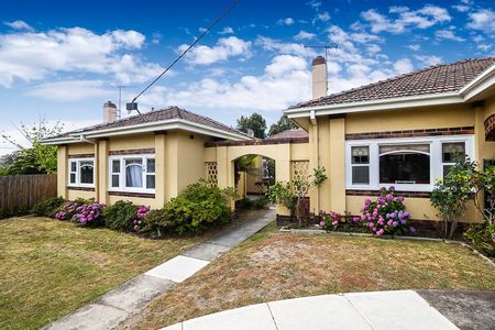 SPACIOUS 2 BEDROOM IN THE HEART OF ELSTERNWICK. AVAILABLE NOW! - Photo 3