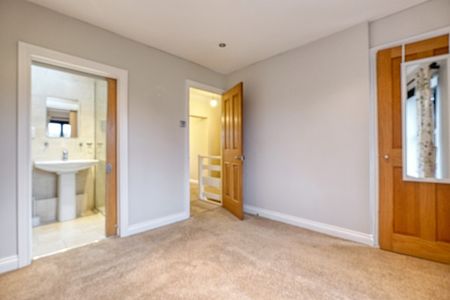 Spacious Detached Family Home with Garage available TO LET in Wymondham - Photo 4