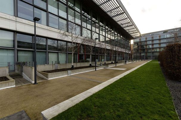 Third Floor one bed flat, with courtyard view, set in the prestigious Highbury Stadium Square Development. - Photo 1