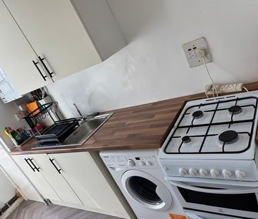 Room in a Shared Flat, York Road, SW11 - Photo 5