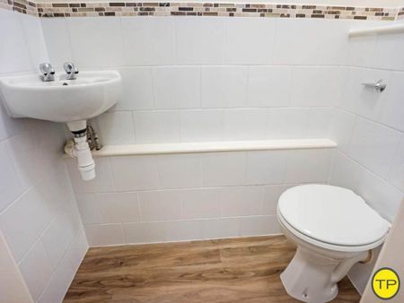 1 bedroom in a house share to rent - Photo 4