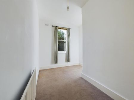3 bedroom flat to rent - Photo 4