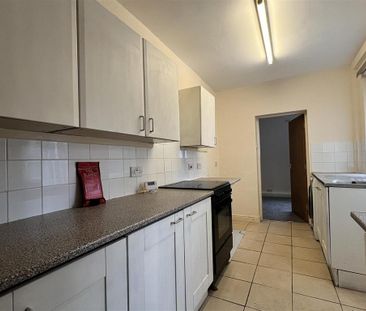 2 bedroom ground floor flat to rent - Photo 5