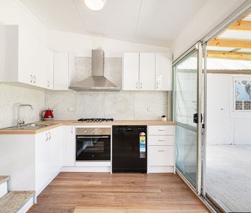 Charming Freestanding Family Home in a Prime Kensington Location - Offered Part Furnished or Unfurnished - Photo 4