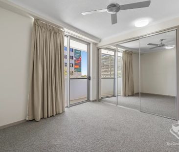 Stylish apartment new carpets, quality & new appliances - Photo 3