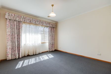 Classic & Comfortable Family home only 1.9KMS from CBD! - Photo 3