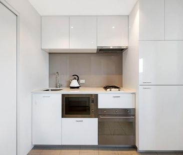 Furnished One Bedroom Apartment - Opposite Queen Victoria Market! - Photo 3